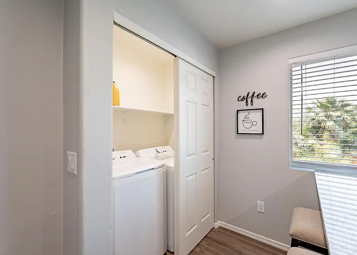 Modern Updated Luxury Triplex Ev Charging Holiday home Tucson