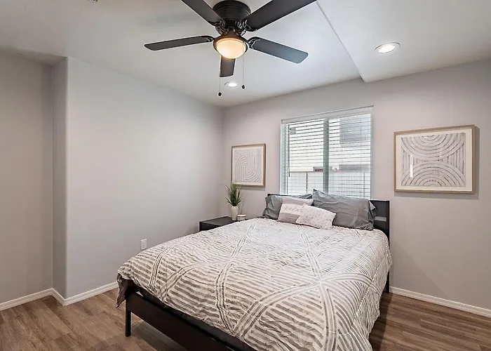 Holiday home Modern Updated Luxury Triplex Ev Charging *