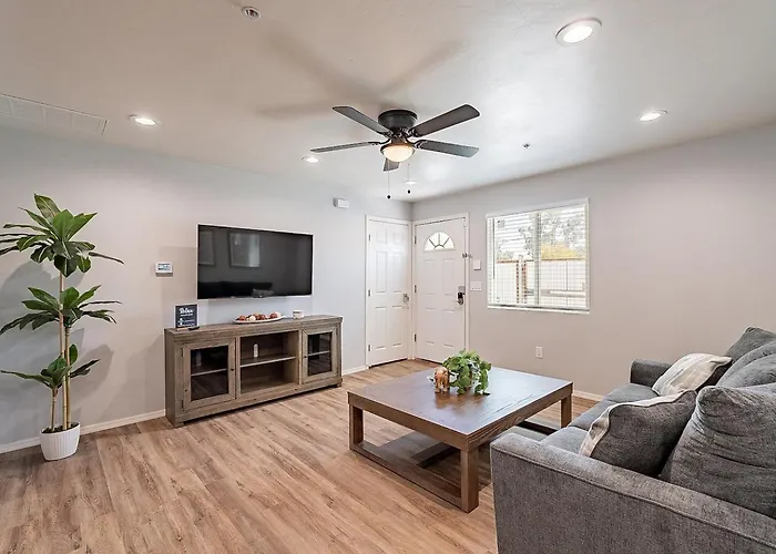 Modern Updated Luxury Triplex Ev Charging Holiday home *