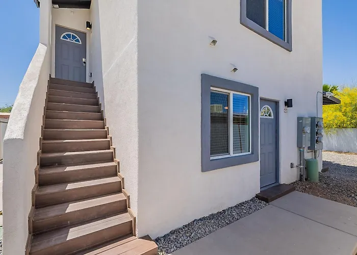 Modern Updated Luxury Triplex Ev Charging Holiday home *