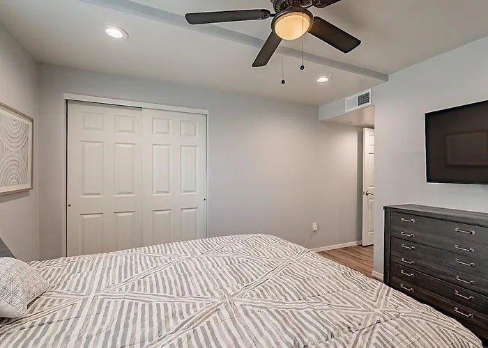 Modern Updated Luxury Triplex Ev Charging Holiday home *