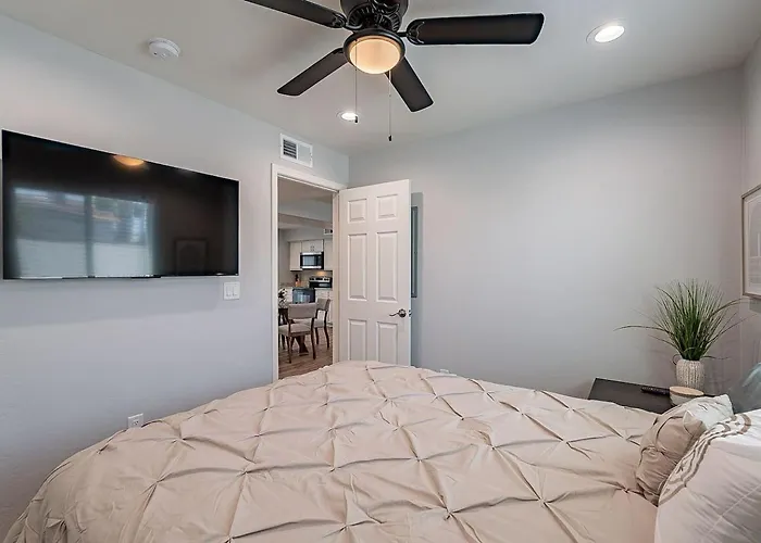 Holiday home Modern Updated Luxury Triplex Ev Charging *