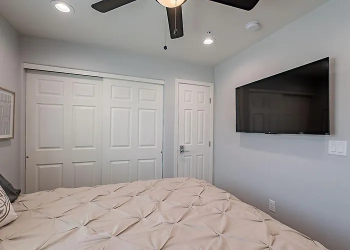 Modern Updated Luxury Triplex Ev Charging Holiday home Tucson