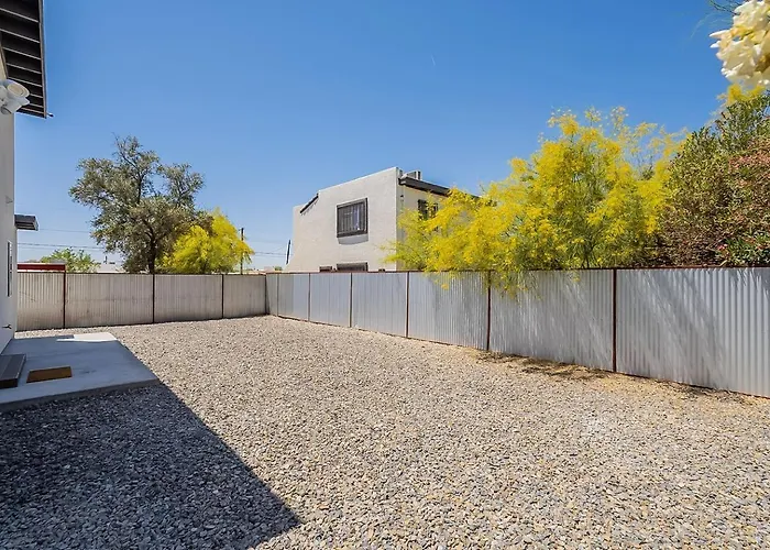 Modern Updated Luxury Triplex Ev Charging Holiday home Tucson