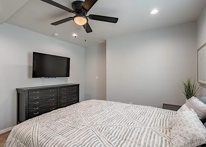 Modern Updated Luxury Triplex Ev Charging Holiday home Tucson