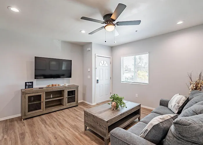 Modern Updated Luxury Triplex Ev Charging Holiday home *