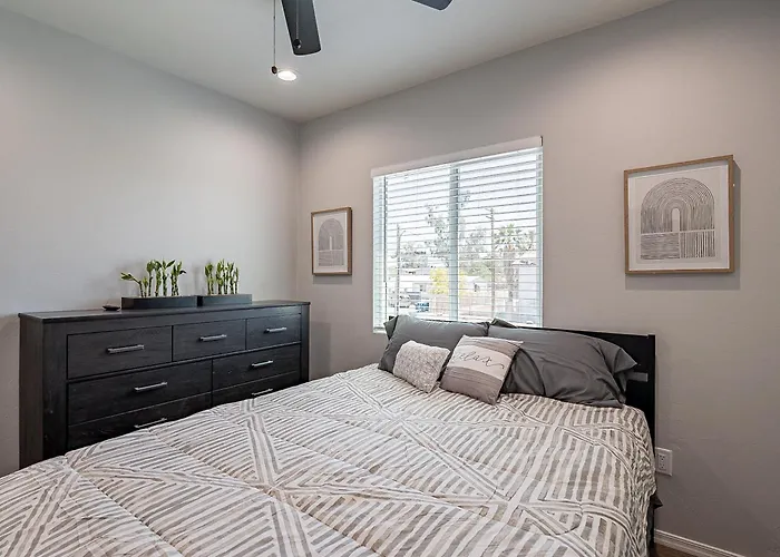 Modern Updated Luxury Triplex Ev Charging Holiday home Tucson