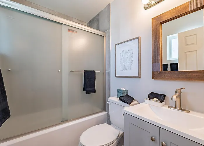 Holiday home Modern Updated Luxury Triplex Ev Charging *